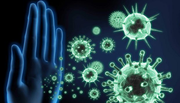Переважна більшість людей, інфікованих омікрон-варіантом SARS-CoV-2, відчувають легкі симптоми, схожі на застуду, помірні симптоми, схожі на грип, або