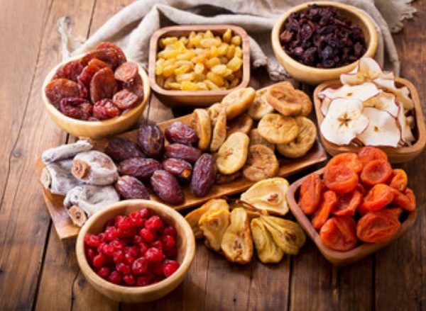 Сушені фрукти були доступні протягом тисяч років у Середземномор’ї та на Близькому Сході. Фініки є одними з перших сухофруктів, які почали вживати в ї
