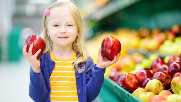 Крім безлічі корисних речовин, яблука для дітей – відмінний тренажер для ясен. Оскільки яблуко досить твердий плід, під час жування його на зуби й ясн