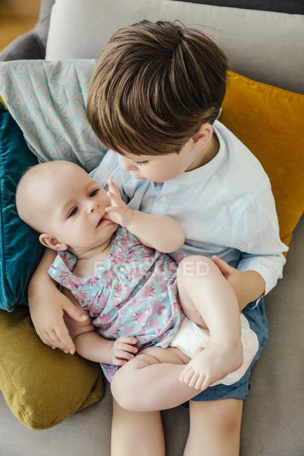 3918_focused_179023636-stock-photo-brother-holding-his-little-sister.jpg (43.2 Kb)
