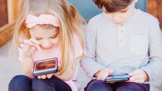 Карати дитину за погану поведінку, відбираючи телефон або планшет, - не зовсім ефективно.