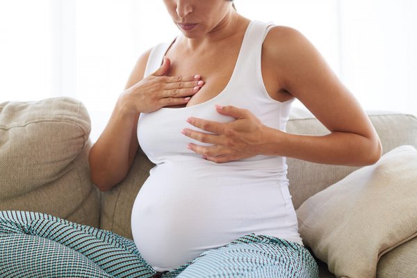 Хоча кожна жінка переживає вагітність і пологи по-різному, важкі груди та біль в грудях не є однією з визнаних ознак того, що скоро почнуться пологи. 