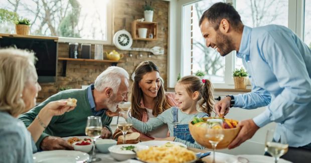 Ваша родина їсть перед телевізором? Якщо так, то читайте далі, щоб дізнатися, як сімейні обіди без телевізора можуть допомогти здоров’ю ваших дітей.