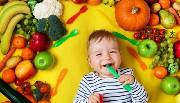 Перехід вашої дитини з дитячого харчування на їжу для дорослих може бути дещо приголомшливим для батьків, які виховують першу дитину. Оскільки ці ранн