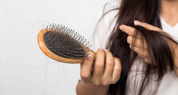 На стан волосся впливають не тільки стрес і режим дня, але і харчі. Тому для їх міцності і уникнення їх випадання потрібно вживати певні продукти.