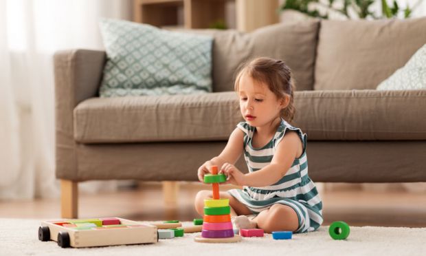 Недавні дослідження вчених зі США показали, що дитині не потрібно купувати багато іграшок. Чим менше об’єктів для гри, тим краще розвивається дитяча у