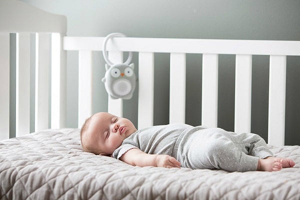 Заспокоїти немовля часом дуже непросто, а укласти його спати – ще складніше. Малюк може вередувати, а якщо і засинає, його сон залишається тривожним і