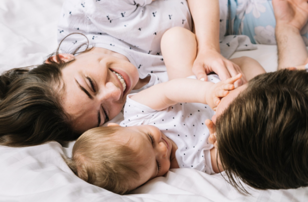 Батьки часто цікавляться, з ким повинна спати дитина. До трьох років спільний сон корисний, оскільки зміцнюється зв'язок між батьками і дітьми, також 