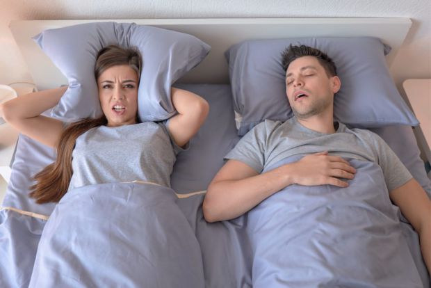 Якщо поряд з вами спить солодко ваш партнер і ще й смачно хропить, він навряд чи часто від цього прокидається, правда ж? Чому так є: що ви не можете з