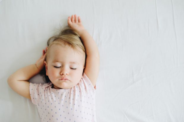 Психологи багато говорять про те, що починаючи з року дитина повинна спати в окремому ліжку більшу частину ночі. Цей процес є визначальним етапом у ро