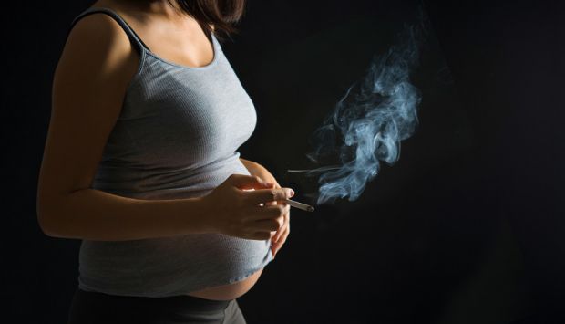 У майбутніх мам є ще одна причина відмовитися від сигарет: нове дослідження пов’язує куріння під час вагітності зі змінами в ДНК плоду.