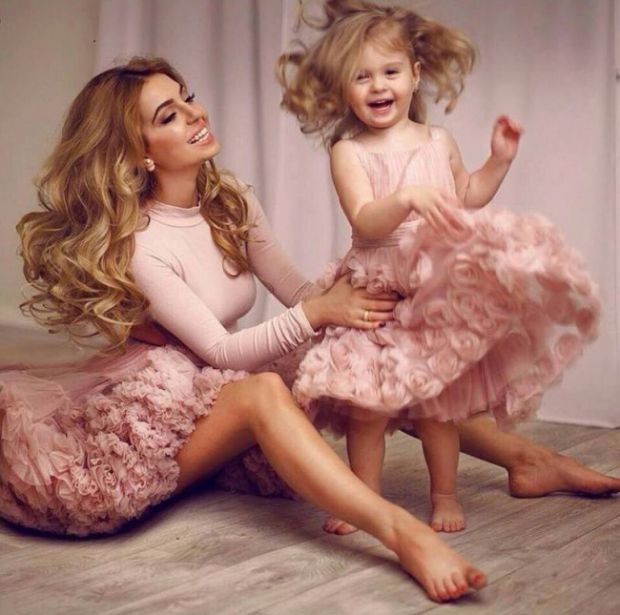 41_17439160-r3l8t8d-650-cute-mommy-daughter-matching-outfit-ideas8.jpg (55.22 Kb)