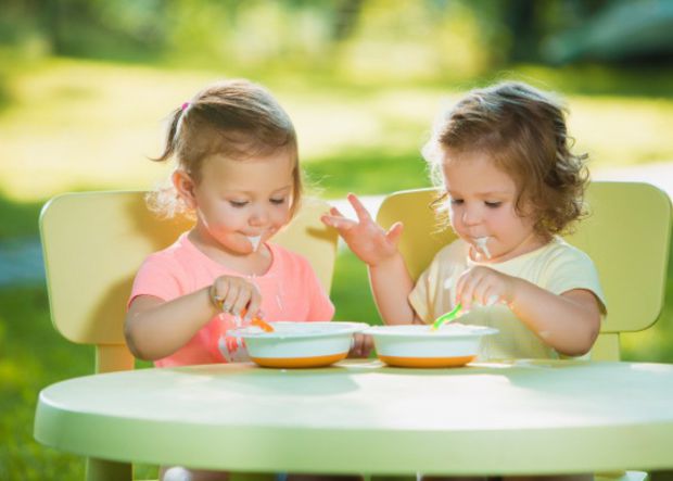 Ніколи не використовуйте їжу як нагороду, приміром, обіцяючи дитині шматочок торта, якщо вона з'їсть броколі. Адже це робить страву дедалі більш нелюб