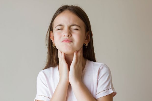 Дуже неприємно, коли в дитини болить горло.