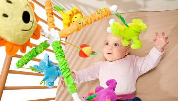 У 2 місяці ваша дитина ще не повзає, не ходить і не грається з іграшками, але в її мозку відбувається багато змін. Вона спостерігає за своїм середовищ