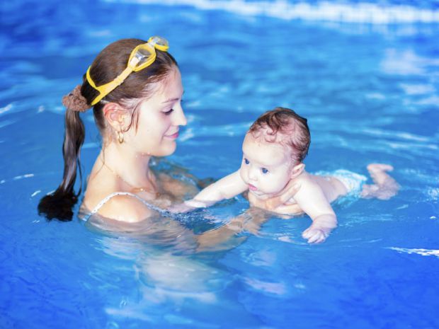 Плавання є однією з найбільш корисних і ефективних фізичних активностей для немовлят. Водне середовище сприяє їхньому фізичному, психологічному та роз