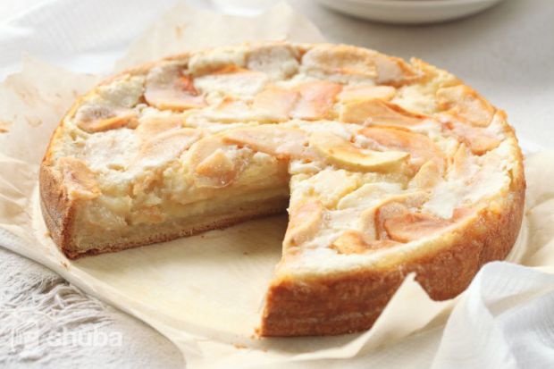 Насправді цей яблучний пиріг, відомий як Apple Dutch Baby або Apple Dutch Pancake, готується так само як омлет. Тому все відбувається у найкоротші тер