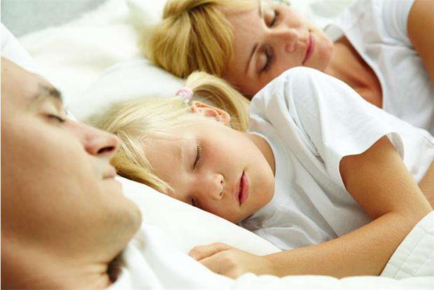 Чимало суперечок у сім’ї викликає питання, де спати малюку. Щодо цього не можуть дійти одностайного висновку ні психологи, ні педіатри, ні батьки. Є ч
