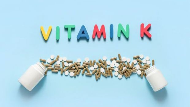 Вітамін K — це добавка, рекомендована лише людям із дефіцитом вітаміну K, і її слід застосовувати під наглядом лікаря. Вітамін К природним чином місти