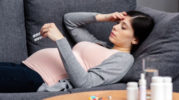 Перехворіти на грип під час вагітності може бути більше, ніж просто неприємно – це може призвести до деяких ускладнень. Ось як запобігти та лікувати й