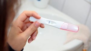 Кровотеча можлива, навіть якщо ви вагітні. Також можна отримати негативний домашній тест на вагітність і все ще бути вагітною.