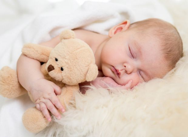 Немовлята під час сну сіпаються, булькають, перестають дихати, махають руками і кричать уві сні. Вся ця поведінка нормальна і посмикування, швидше за 