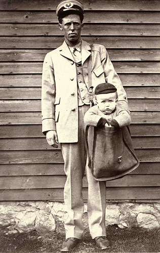 5097_mail-carrier-and-baby.jpg (114.91 Kb)