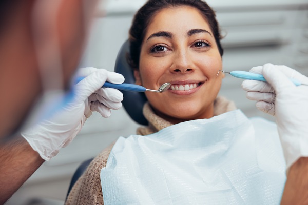 Професійне чищення зубів - це стоматологічна процедура. Важливо знати, чого очікувати від чищення та як доглядати за порожниною рота після процедури.