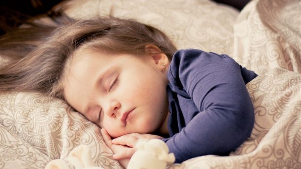 Кожній людині потрібна певна кількість сну для підтримки здоров’я, але дітям потрібно більше сну, ніж дорослим. Час, протягом якого діти повинні спати