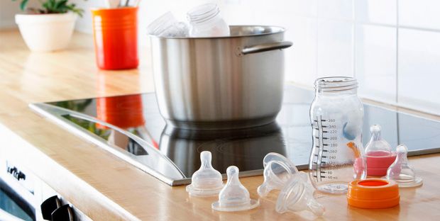 Ретельне миття та стерилізація дитячого посуду попереджає безліч хвороб, які може підхопити малюк.