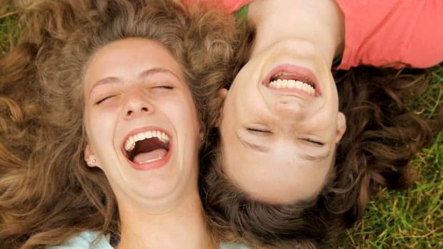 Наукові дослідження показали, що сміх може допомогти впоратися зі стресом. Але сміх має набагато більше переваг. Крім того, це може послужити здоров'ю