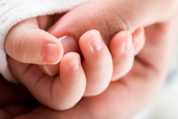 Почнемо з найменших діток. Теплообмін в організмі новонароджених дітей (від народження і до 6 місяців) ще недосконалий, оскільки в цей період відбуває