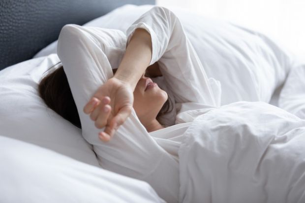 Одна безсонна ніч підвищує рівень тривоги на 30%. Водночас навіть одна ніч глибокого сну допомагає впоратися зі стресом та знизити рівень тривожності.