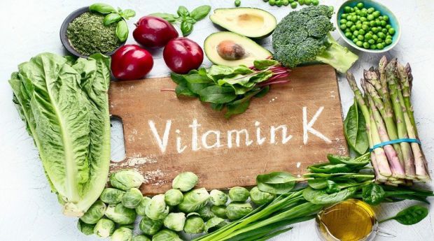 Команда дослідників із Мюнхенського університету імені Гельмгольца повідомляє про нову функцію вітаміну К, загальновідомого за його важливість у згорт