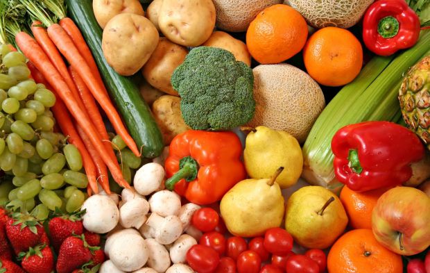 Щоб збільшити захисний потенціал свого організму, потрібно систематично вживати в сирому вигляді кілька овочів і фруктів.
