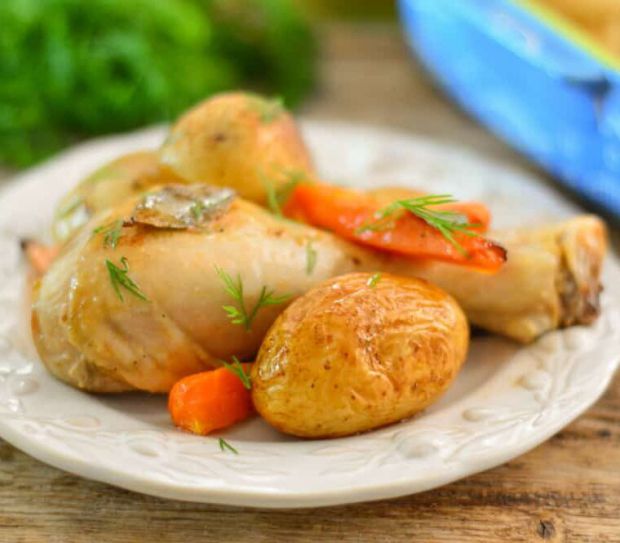 Запечена картопля з курячими гомілками і морквою - це красива, а найголовніше смачна і дуже проста в приготуванні страва. 