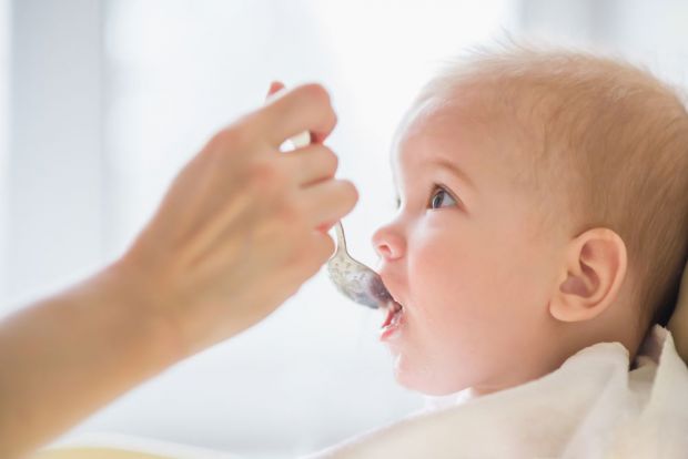 Відсутність зубів у дітей може стати проблемою при переході на прикорм. Цей процес вимагає від дитини більш активної жувальної діяльності, що допомага