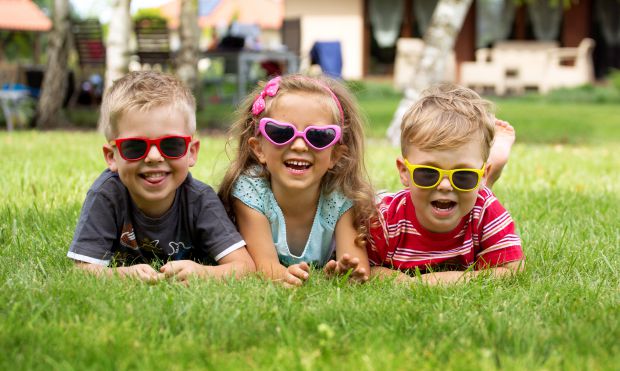 Діти багато часу проводять на сонці, особливо влітку. Щорічно вони отримують більше сонячного світла, ніж дорослі, при цьому дитячі очі не можуть ефек