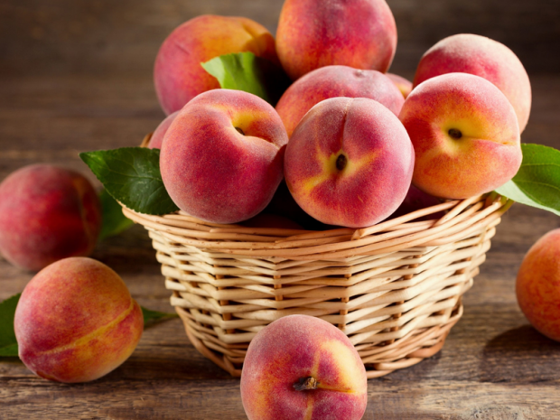 Персики є поживними джерелами вітамінів А і С, і ви можете їсти ці літні фрукти на перекус або майже з будь-якою їжею. Незалежно від того, чи є у вас 