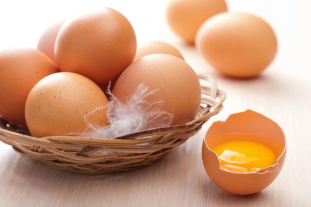 Алергія на яйця може викликати ряд реакцій, від легкого висипу до серйозних ускладнень дихання. Алергія на яйця часто починається в грудному або раннь