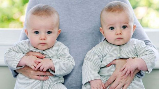 У більшості випадків стадія малюка для ваших близнюків така ж, як і для одноплідних дітей. Досягнення кожної віхи розвитку залежить від взаємодії їхні