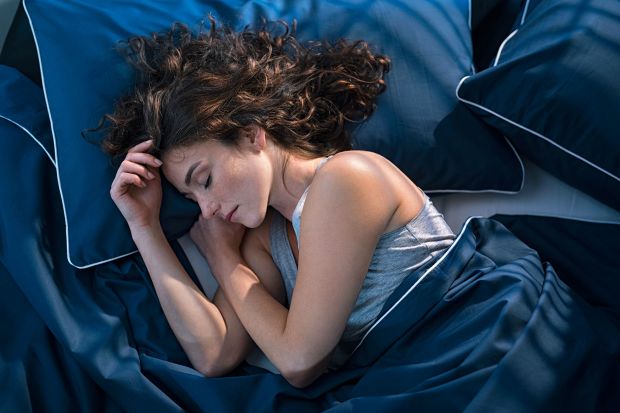 Хоча б однією з цих звичок ви точно зловживаєте. А вони насправді заважають вам спати.