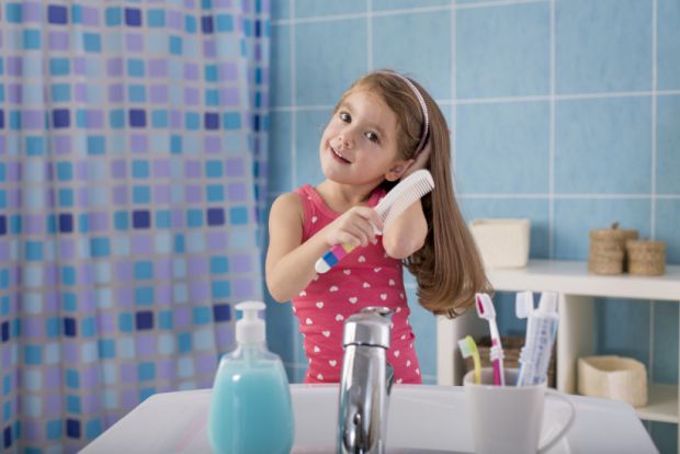 Сухе повітря в будинку та фени можуть завдати шкоди тонкому волоссю 6-річної дівчинки. Сухе волосся може бути непривабливим, тьмяним і ламким, а також