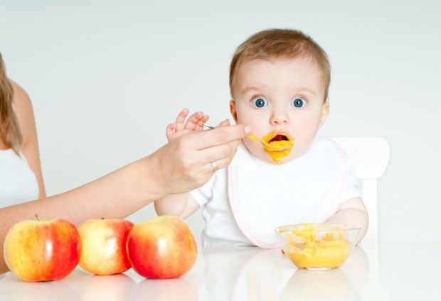 Всесвітня організація охорони здоров'я (ВООЗ) рекомендує починати прикорм із шести місяців, до цього найкраща їжа для дитини – це грудне молоко.