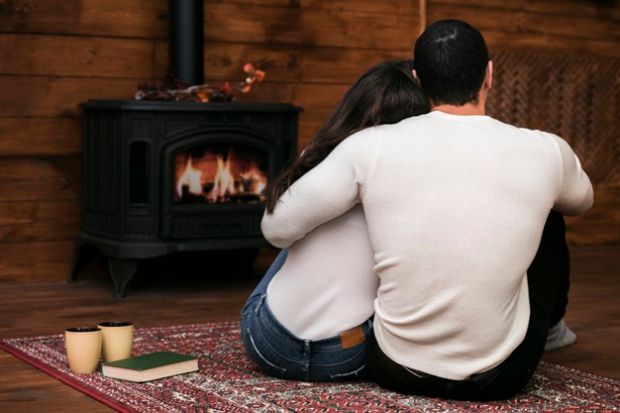 6227_adorable-couple-next-to-fireplace_23-213509.jpg (36.62 Kb)