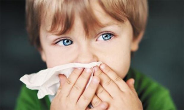 Якщо у дорослих тече кров з носа, прийнято вважати, що це через артеріальний тиск або ламкість судин, а як щодо дітей? Що робити, коли в дитини пішла 