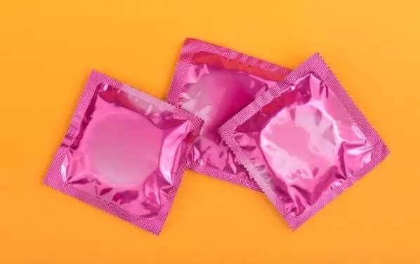 Латексні презервативи є популярним і ефективним засобом контрацепції, проте для деяких людей вони можуть стати джерелом незручностей через алергічну р