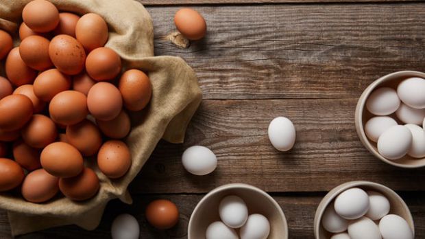 Багато людей стурбовані рівнем холестерину в яйцях. Тут ми пояснимо, як можна безпечно включити яйця в поживну дієту.