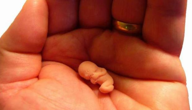 Бувають ситуації, коли перший аборт просто необхідно зробити за медичними показниками. Проведення операції грамотним і досвідченим фахівцем знижує риз