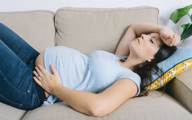 Кров'янисті виділення в кінці вагітності є ознакою пологів. Вони виникають, коли слизова пробка, яка захищає отвір вашої шийки матки від бактерій, змі